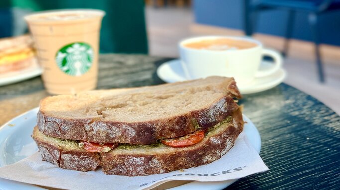 Kaffe og sandwich fra Starbucks i Kolding Storcenter 